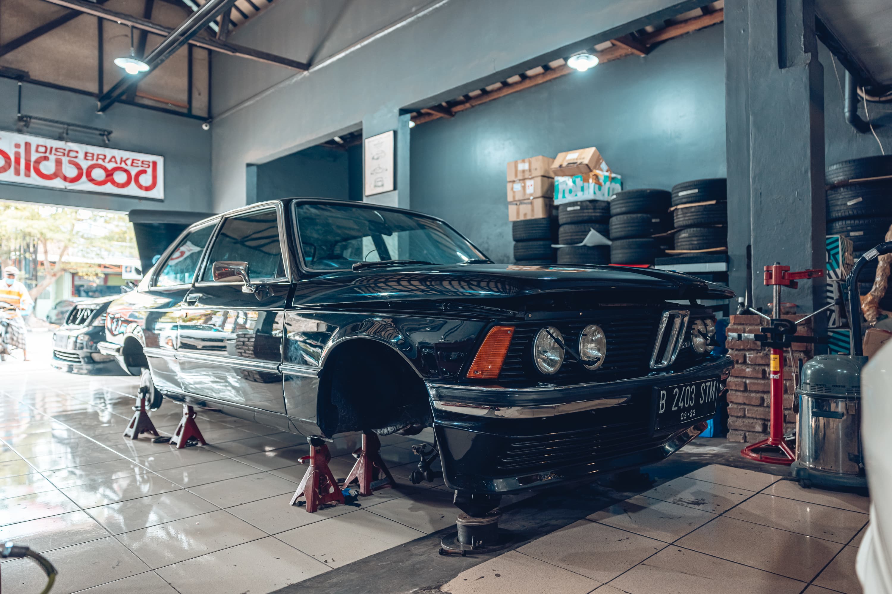 Air Lift Indonesia Art Custom Shop pic - BMW 'bagged